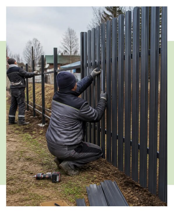 Монтаж забора из евроштакетника под ключ в Петергофе от компании