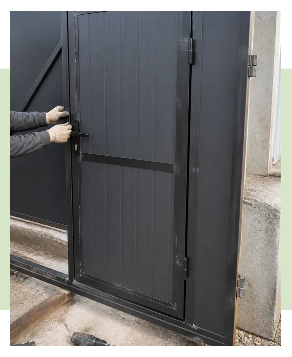 Установка калитки встроенной в металлические ворота в Петергофе
